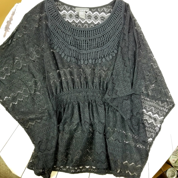 LOLA B. FLORAL LACE BATWING PEEPSLEVE BLACK TOP - Picture 4 of 7